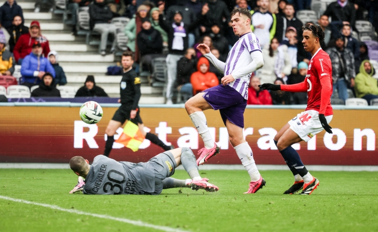 Illustration : "Toulouse FC : Les choix décisifs de Carles Martinez Novell contre le LOSC "