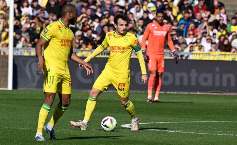 Illustration : "FC Nantes : Un choix de Gourvennec suscite la colère des supporters lors de la défaite face à Metz"