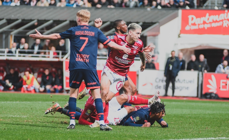 Illustration : "Stade Brestois : Deux cadres retiennent l'attention du public "