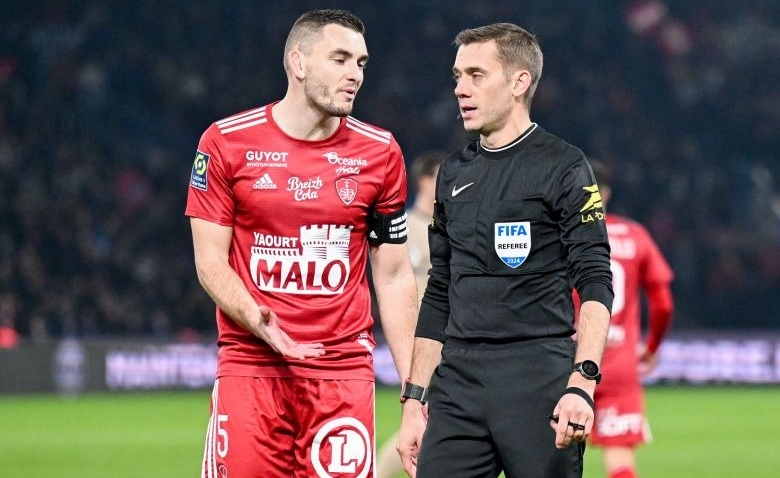 Illustration : "Stade Brestois : Une sortie cinglante contre l'arbitrage avant Monaco"