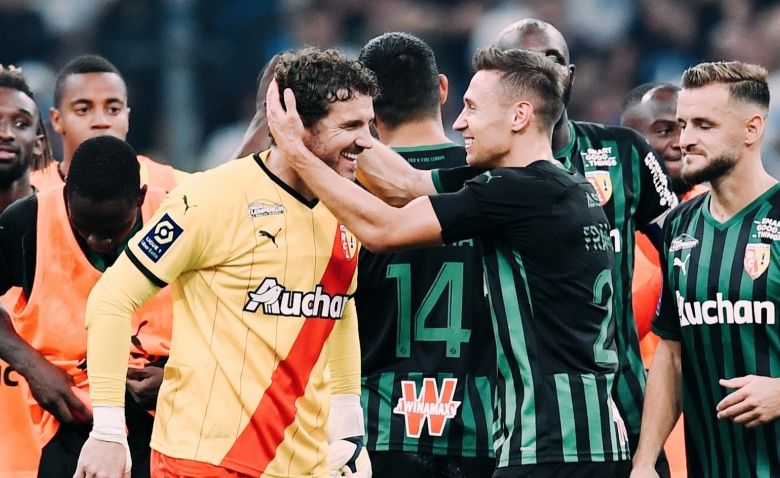 Illustration : "Mercato Lens : un concurrent direct en passe de profiter du chaos !"