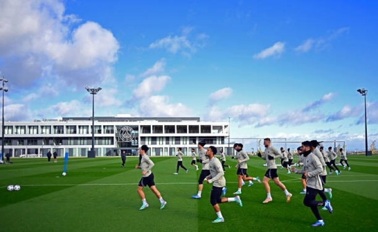 Illustration : "Mercato PSG : Plusieurs pistes pour un départ majeur après les fêtes !"
