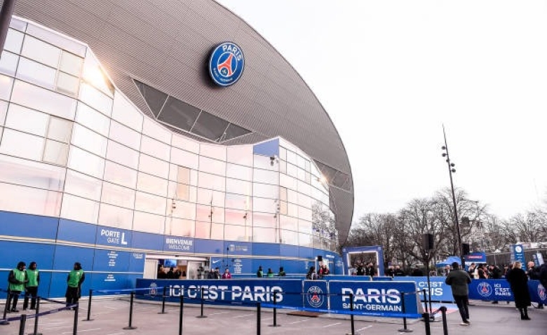 Illustration : "Mercato PSG : Un départ insolite à la surprise générale pour un crack parisien ?"