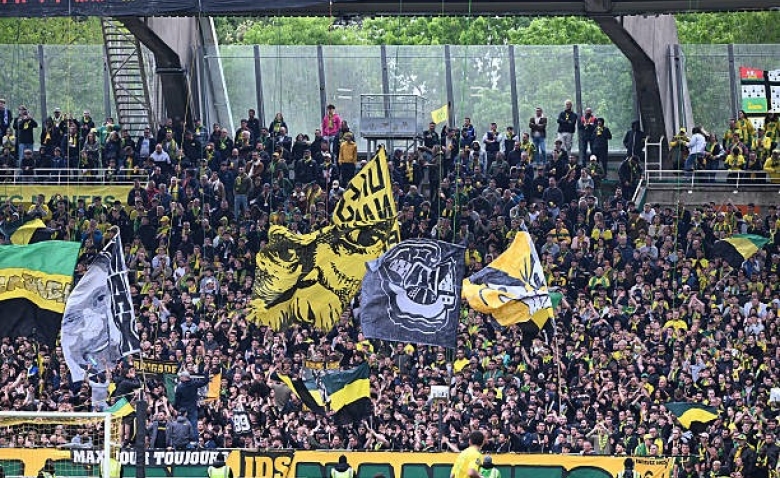 Illustration : "FC Nantes : Les coulisses de la discussion houleuse entre joueurs et supporters dévoilées "