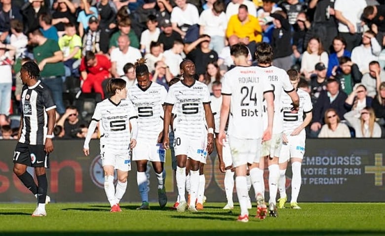 Illustration : "Mercato Rennes : Une piste alléchante évoquée pour renforcer les ailes !"