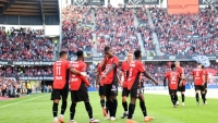 Illustration : "Mercato Rennes : Un contrat XXL proposé à un cadre à l'origine d'une nouvelle incompréhension chez les supporters ?"