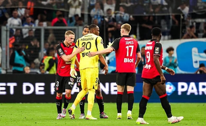 Illustration : "Mercato Rennes : Un cador de L1 sollicite déjà Mandanda après son départ en grande pompe !"