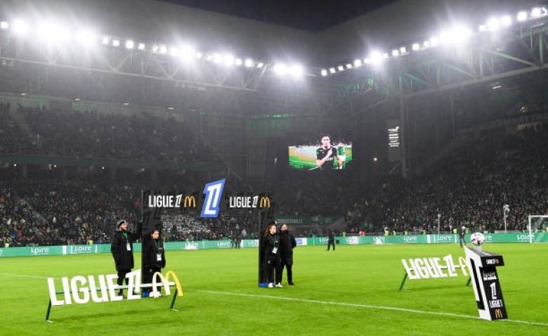 Illustration : "ASSE : Plusieurs Verts verront leur salaire s'effondrer en 2025-2026"