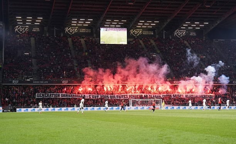 Illustration : "Mercato Rennes : Un retour stupéfiant déjà bouclé par les dirigeants en prévision de 2025-2026 !"