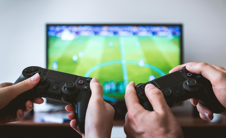 Illustration : "La compétition e-sport d'EAFC pourra-t-elle un jour attirer autant de spectateurs que le football ?"
