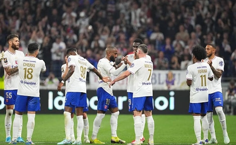 Illustration : "Mercato OL : Un club prestigieux tient la corde pour la signature d'un phénomène lyonnais !"