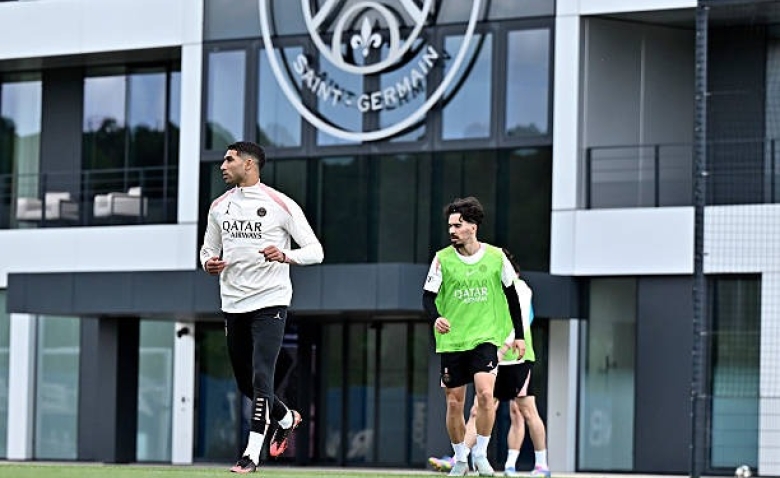 Illustration : "Mercato PSG : Un géant européen prêt à sortir le grand jeu pour signer un joyau parisien !"