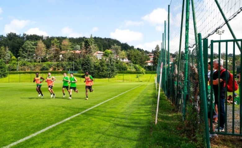 Illustration : "Mercato ASSE : Un attaquant prolifique ferme la porte à un transfert chez les Verts "