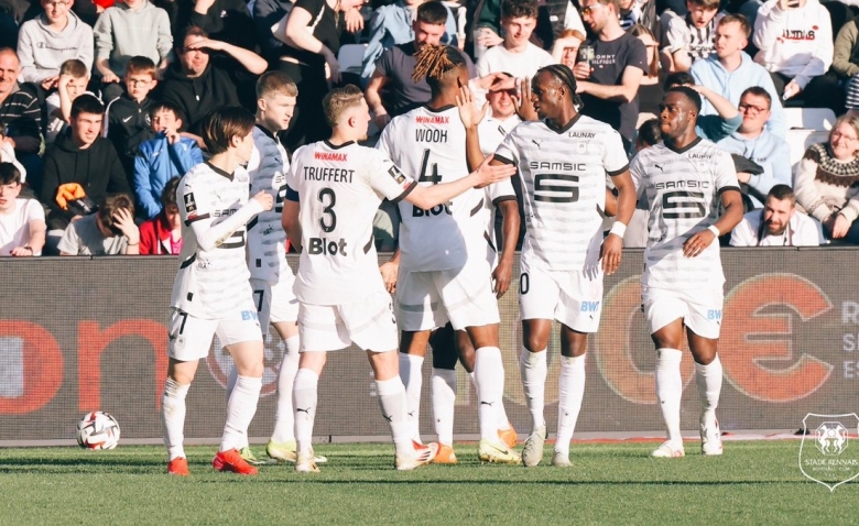 Illustration : "Mercato Rennes : Une priorité estivale fixée par Beye pour renforcer l'entrejeu rennais !"