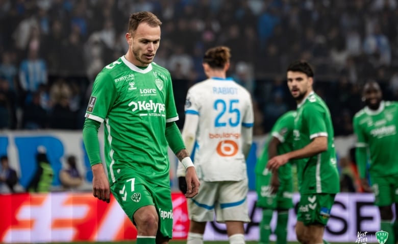 Illustration : "Mercato ASSE : Un petit poucet de Ligue 1 double les Verts sur le dossier d'une pépite "