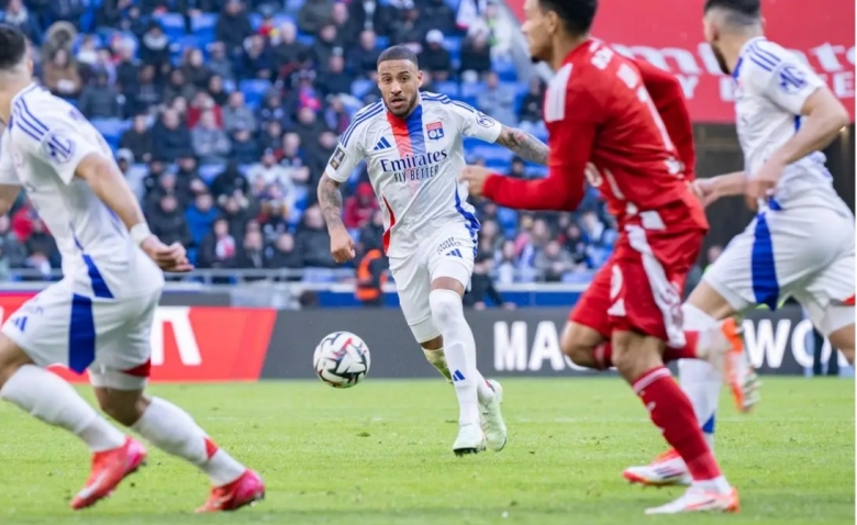 Illustration : "Mercato OL : Textor coupe court à un transfert européen attendu"