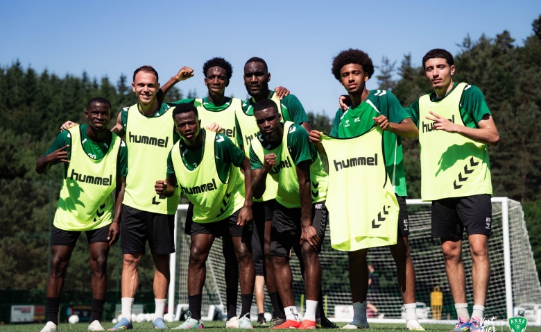 Illustration : "Mercato ASSE : Cinq Verts quittent officiellement le club après le retour sur les pelouses"