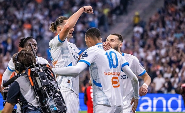 Illustration : "Mercato OM : Un dossier défensif alléchant tombe à l'eau au grand dam des supporters"