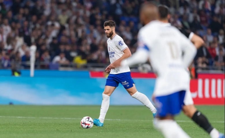 Illustration : "Mercato OL : Un départ acté pour alléger le milieu lyonnais"