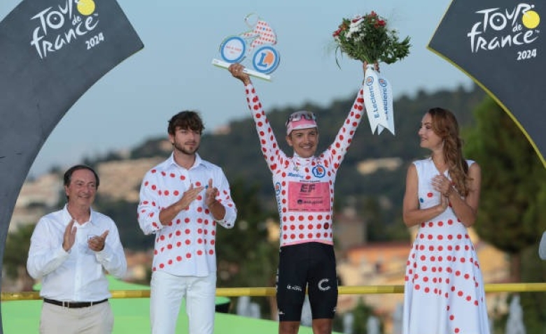 Illustration : "Tour de France 2025 : Qui sont les 10 derniers vainqueurs du maillot blanc à pois rouges ?"
