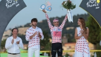 Illustration : "Tour de France 2025 : Qui sont les 10 derniers vainqueurs du maillot blanc à pois rouges ?"