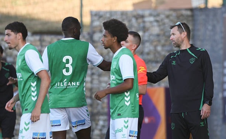 Illustration : "Mercato ASSE : Un ex-Vert fustige les choix de l'entraîneur après son départ récent !"
