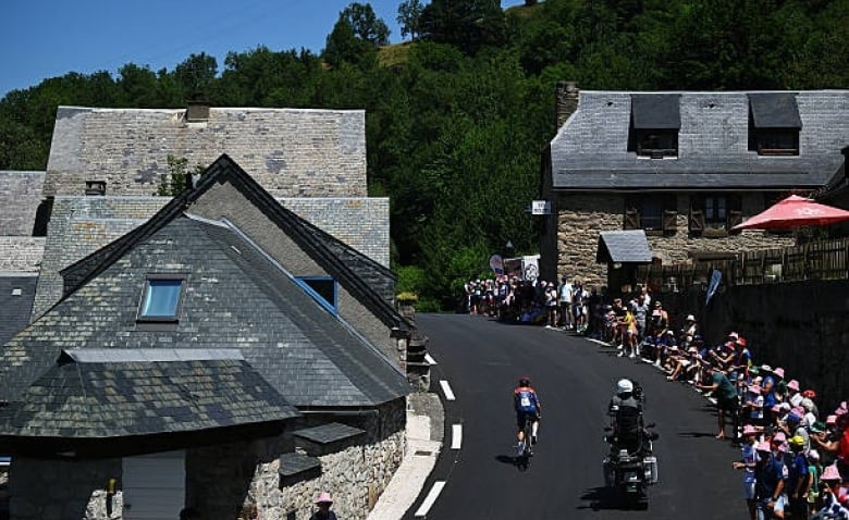 Illustration : "Tour de France 2025 : Plusieurs éliminations majeures redoutées lors de la 13e étape"