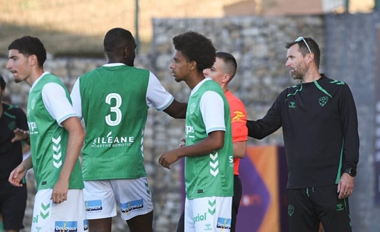 Illustration : "Mercato ASSE : Une priorité identifiée pour combler un départ majeur de l'été !"