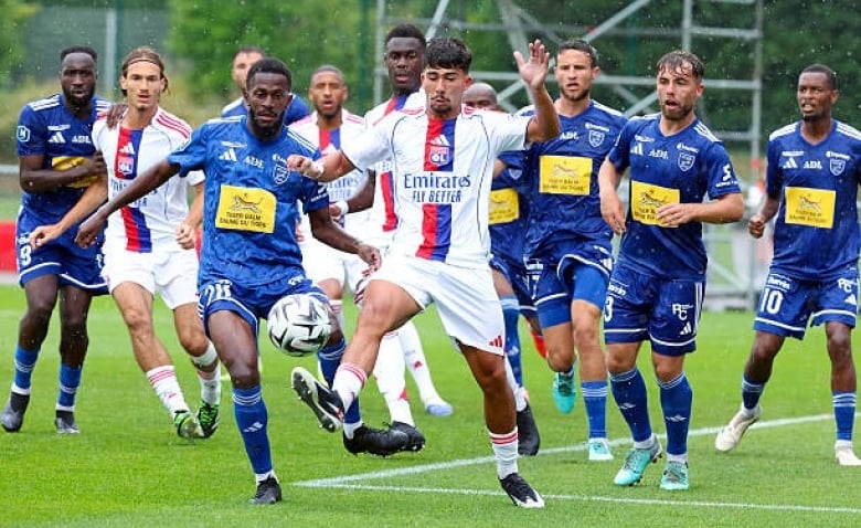 Illustration : "Mercato OL : Une vague d'offres va débarquer sur la table des dirigeants pour une révélation 2024-2025 !"