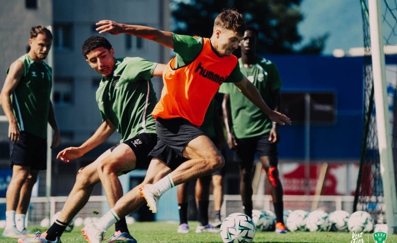 Illustration : "Mercato ASSE : Un promu en Ligue 1 double les Verts sur une cible défensive "