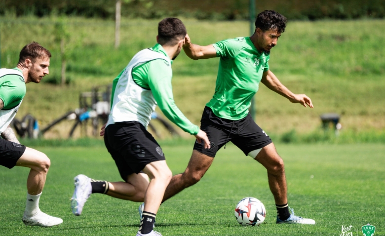 Illustration : "Mercato ASSE : Une clause étonnante intégrée au transfert immédiat d'un Vert "