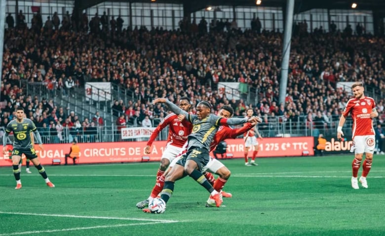Illustration : "Mercato LOSC : Une cinquième recrue estivale enrôlée pour étoffer la défense de Genesio !"