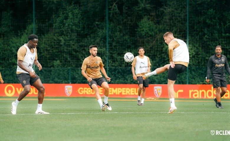 Illustration : "Mercato RC Lens : Deux remplacants en ligne de mire pour pallier à un potentiel départ "