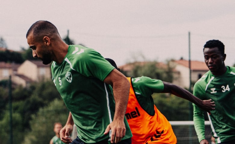 Illustration : "Mercato ASSE : Une nouvelle recrue officialisée place les Verts sur le toit de la Ligue 2 !"