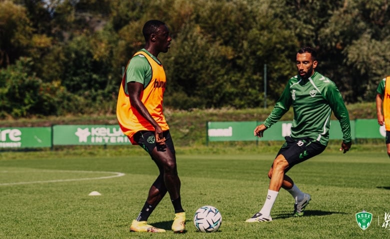 Illustration : "Mercato ASSE : Un ex-Vert fait une réapparition surprenante dans l'optique d'un retour au premier plan"