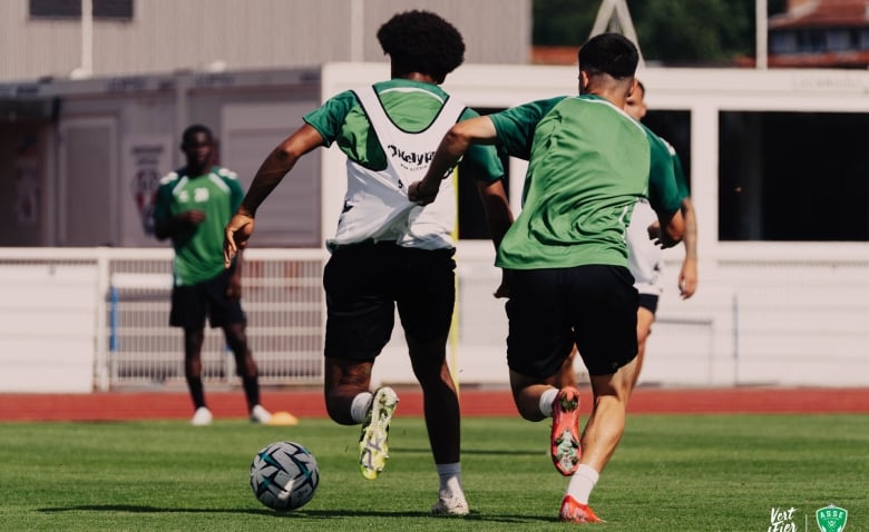 Illustration : "ASSE : Une excellente surprise réjouit les supporters à l'approche du premier choc contre Laval !"