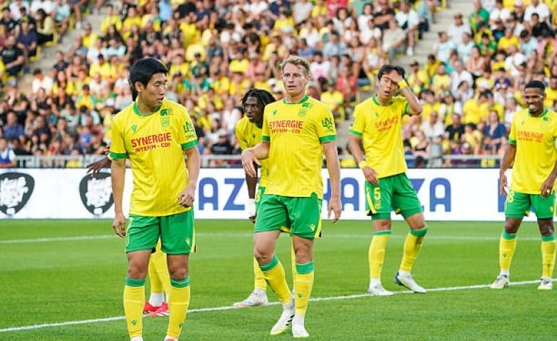 Illustration : "Mercato Nantes : Un Canari en instance de départ en pleine tourmente avant son transfert"