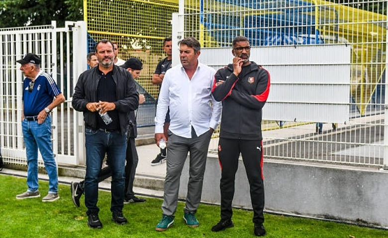 Illustration : "Mercato Rennes : Plusieurs clubs anglais foncent sur un Rouge et Noir en instance de départ"