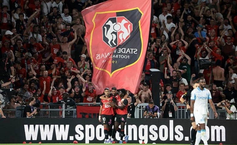 Illustration : "Mercato Rennes : Le SRFC contraint de dégainer une offre folle pour signer un buteur français"