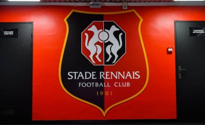 Illustration : "Mercato Rennes : Un immense dilemme pour le SRFC après le départ d'un taulier"