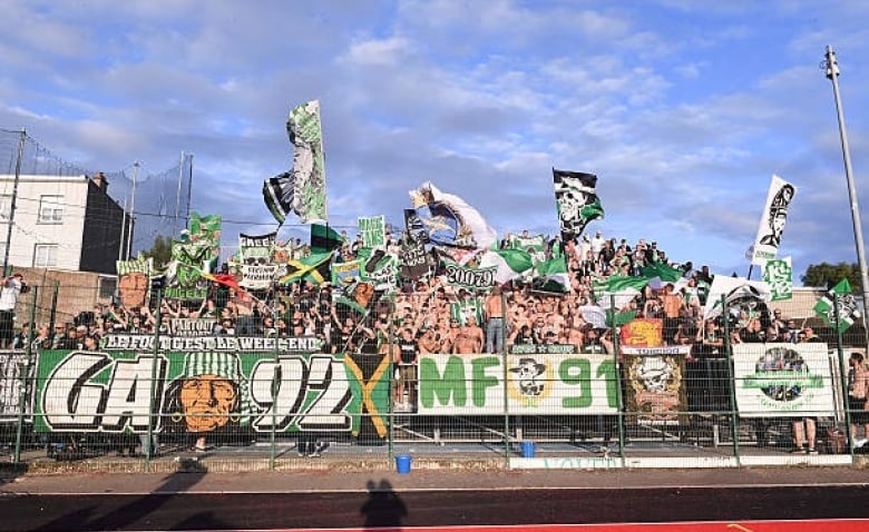 Illustration : "Mercato ASSE : Un milieu français courtisé pour combler le départ redouté d'Ekwah !"