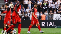 Illustration : "Stade Rennais : Deux Rouge et Noir allumés par un Nantais avant le derby "