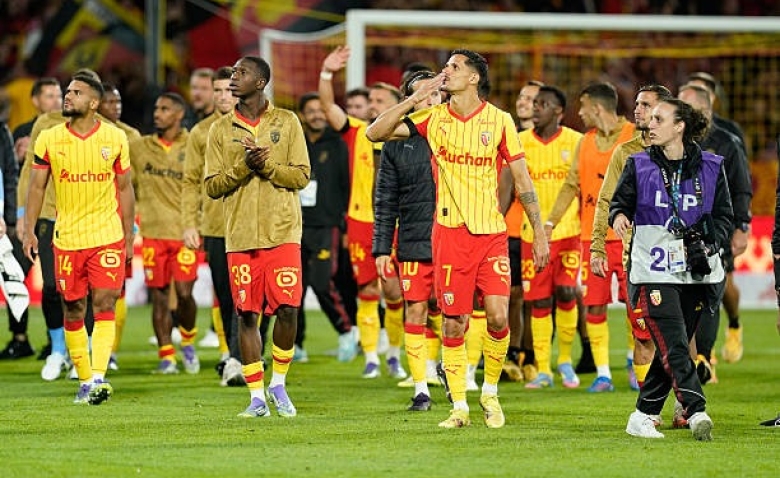 Illustration : "RC Lens : Un retour inattendu en Bleu secoue les rangs de Sage"