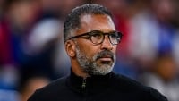 Illustration : "Mercato Rennes : Un choix inattendu pour le successeur de Beye sur le banc rennais ?"