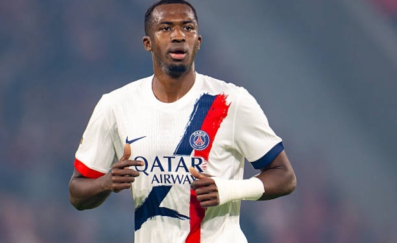Illustration : "Mercato PSG : Une révélation 2024-2025 dans le viseur d'un géant anglais "