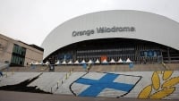 Illustration : "Mercato OM : Une lutte engagée avec l'OL pour la signature d'un milieu offensif !"