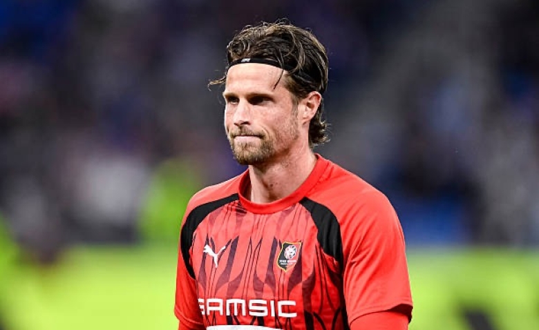 Illustration : "Mercato Rennes : Un départ imminent chez un concurrent pour un défenseur placardisé !"