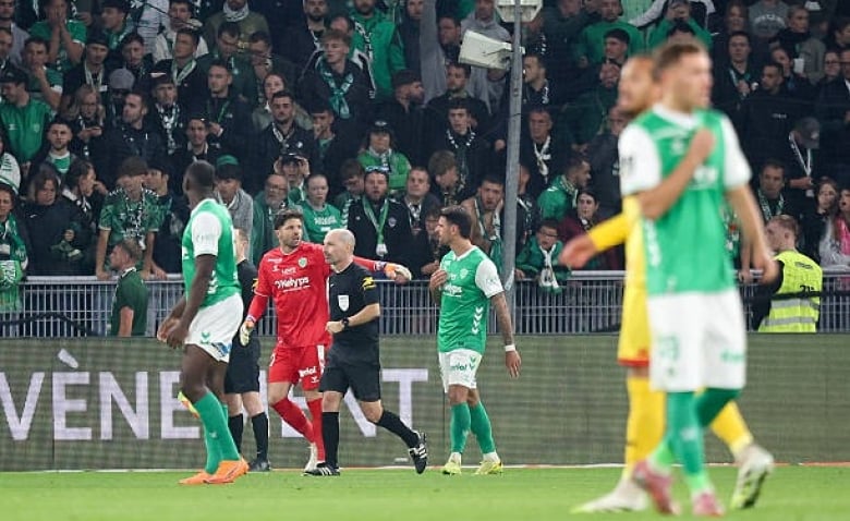 Illustration : "ASSE : Un Vert tape du poing sur la table après la défaite cuisante contre Le Mans"