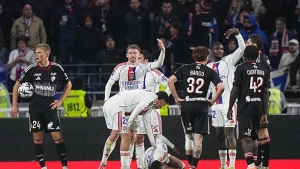 Illustration : OL - RC Strasbourg : La prise de parole incompréhensible de Rosenior après le tacle assassin sur Fofana