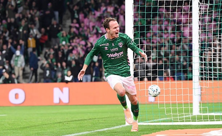 Illustration : "Ligue 2 : Le 2ème but des Verts inscrit par Irvin Cardona face à Pau ! (vidéo)"